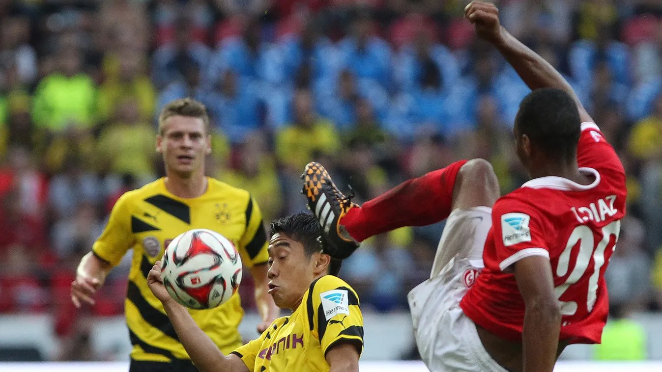 504671575 Mainz' Costa Rican defender Junior Diaz (R) and Dortmund's Japanese midfielder Shinji Kagawa (L) vie for the ball during the German first division Bundesliga football match FSV Mainz 05 vs Borussia Dortmund at the Coface Arena in Mainz, western 