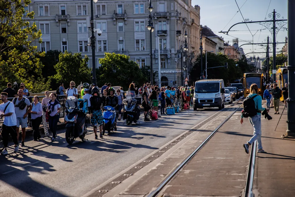 KATA, tüntetés, változtatás, KATA adózás változás, miatti, tiltakozás, demonstráció, futár, futárok, Budapest, Margit híd, pesti hídfő, 2022.07.18., hétfő, reggel 