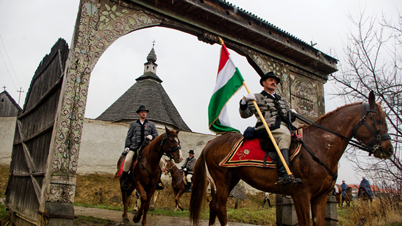 Lovas határkerülők magyar zászlóval a kezükben távoznak a Jézus-kápolnától Székelyudvarhely közelében húsvét idején 