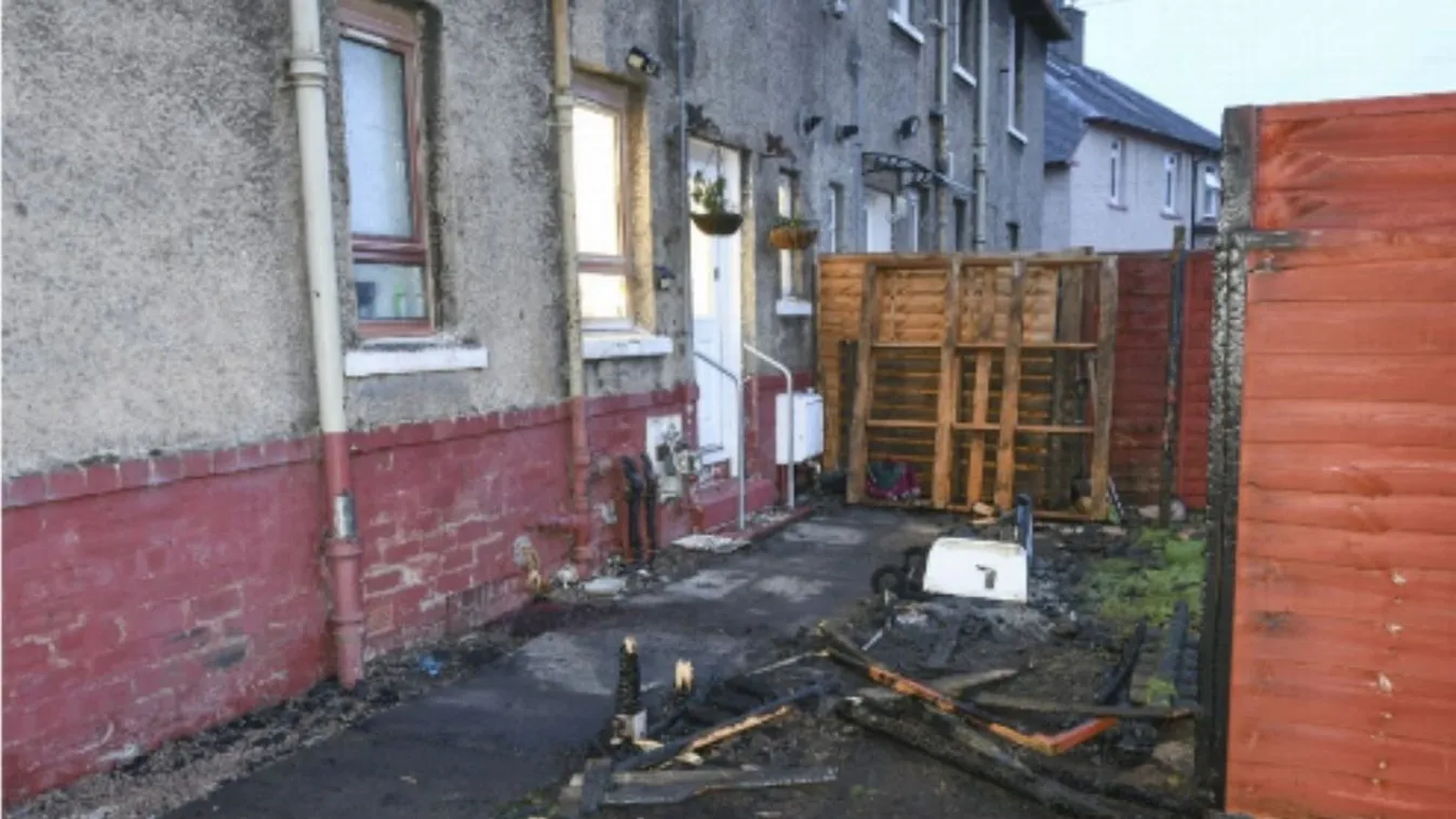 A pokoli szomszéd felgyújtotta a nő lakását és szemetet dobott át a kerítésen, Skócia 