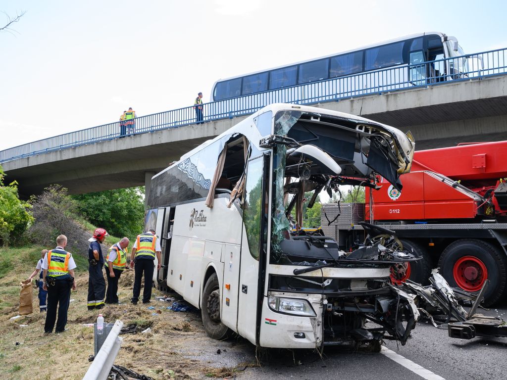 busz, baleset, M7, autópálya, sérült, halott, Felborult egy busz az M7-esen, nyolc ember meghalt, autóbusz az M7-es autópálya Szabadbattyán A buszon Horvátországban nyaraló magyar turisták utaztak. 