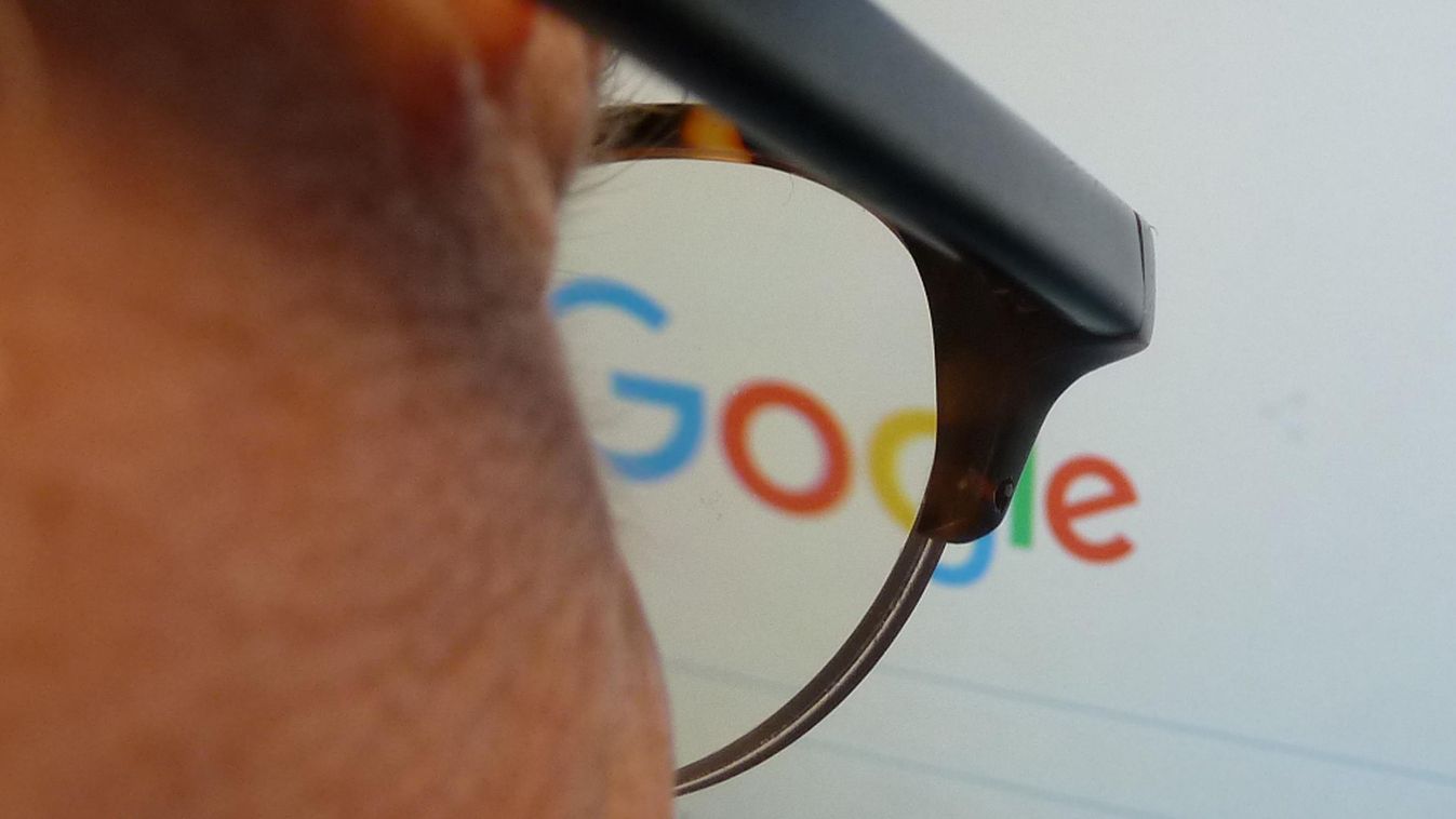 google szemüveges férfi nézi 