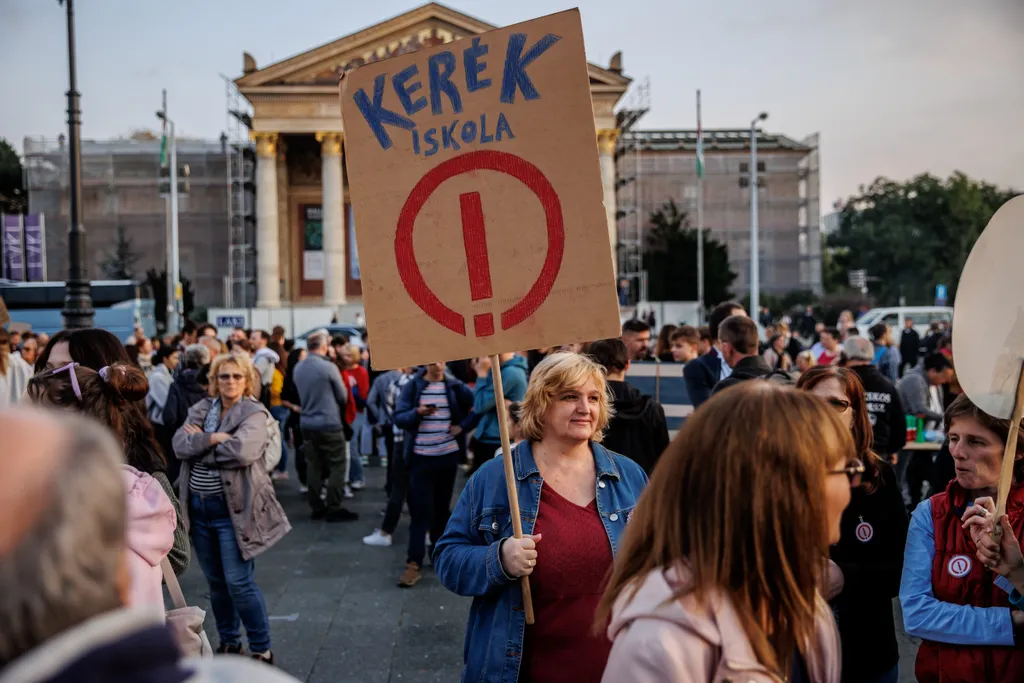 tanártüntetés, tüntetés, tanár, 2022.10.14., hősök tere 