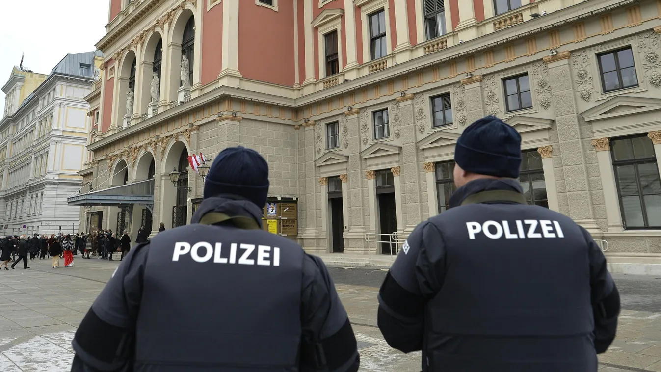 Horizontal Police patrol in front of the building of the Vienna Musikverein on January 1, 2016, in Vienna, ahead of the traditional New Year concert. 
 / AFP / APA / HERBERT NEUBAUER / Austria OUT 