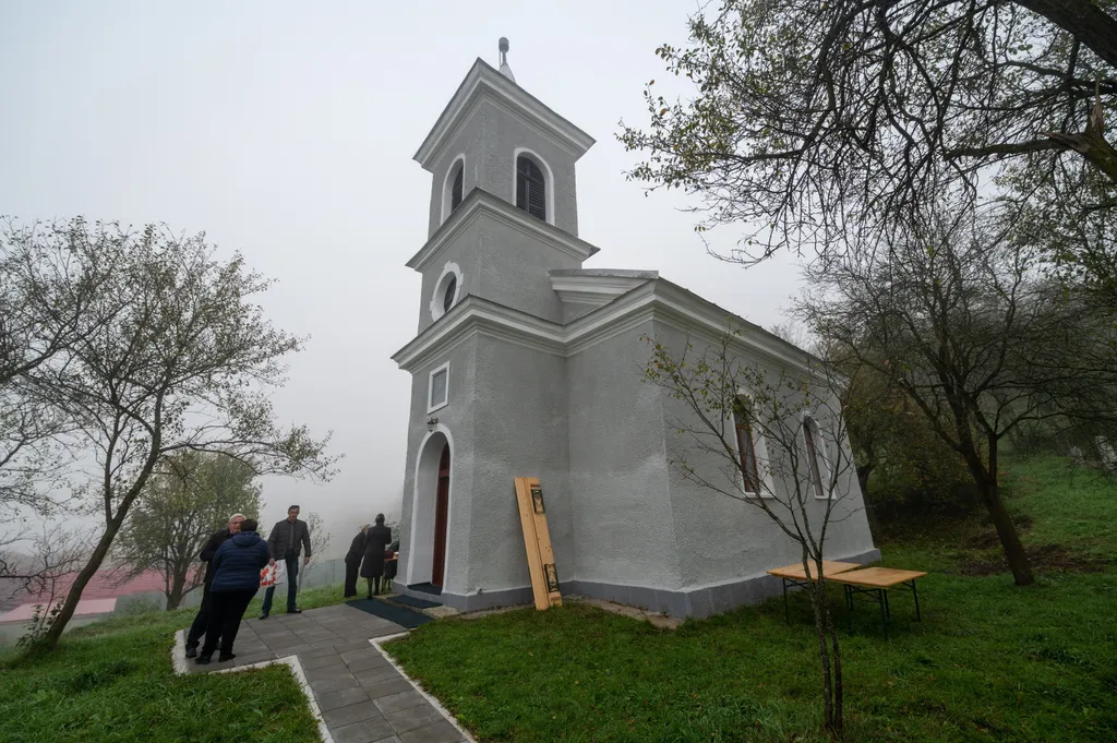 A magyar kormány támogatásával több templom is megújult a közelmúltban, Kisesküllő, kisesküllői templom, református, templom 
