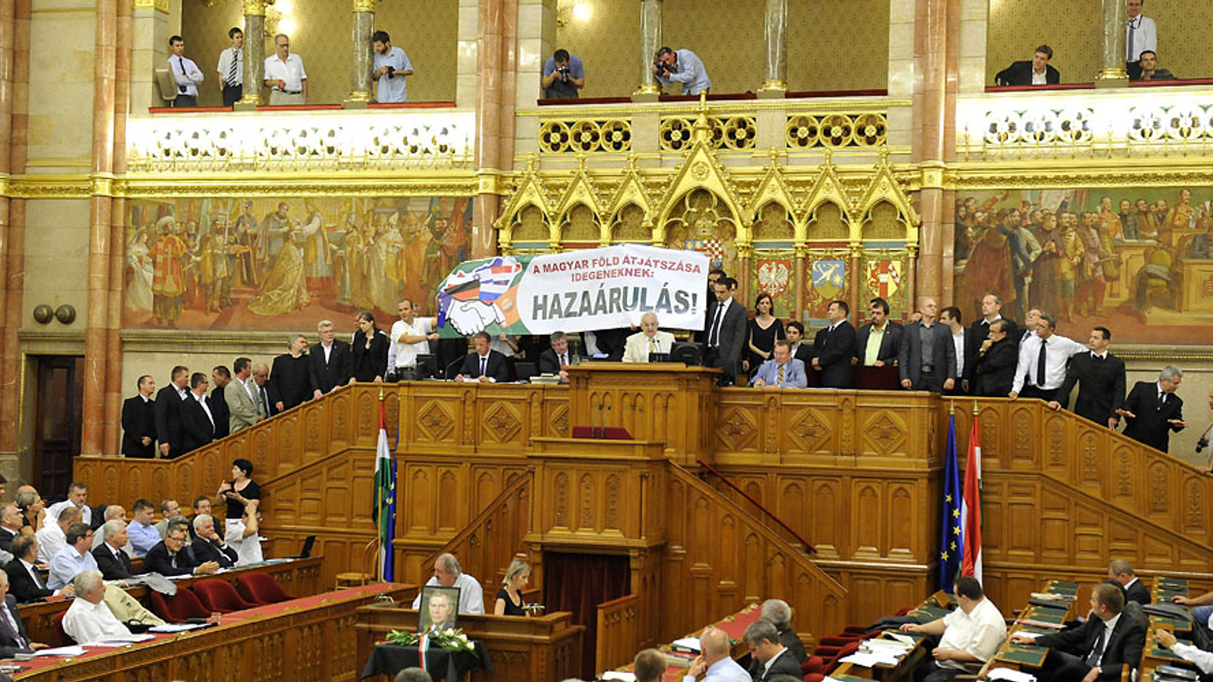 parlament, plenáris ülés, .
A Jobbik-frakció tagjai tiltakoznak az elnöki emelvényre felvonulva az új földtörvény elfogadása ellen