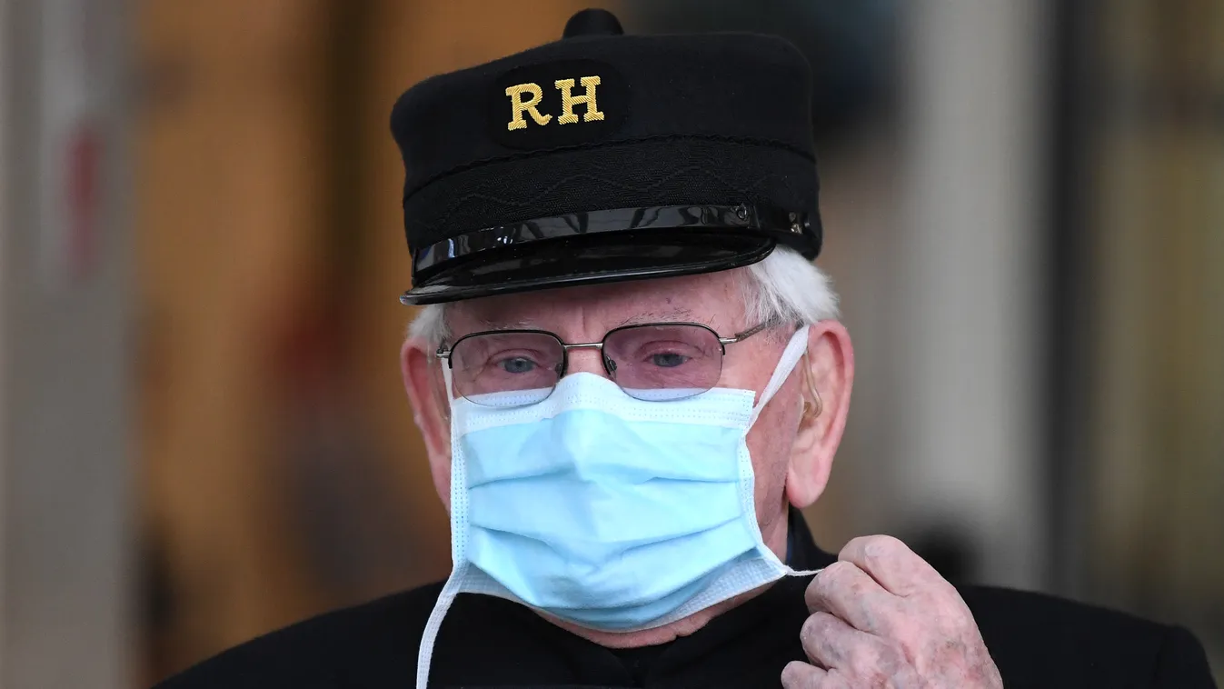 Koronavírus, vírus, Anglia, Egyesült Királyság, idős, idős ember, nyugdíjas, maszk, arcmaszk, védőmaszk 