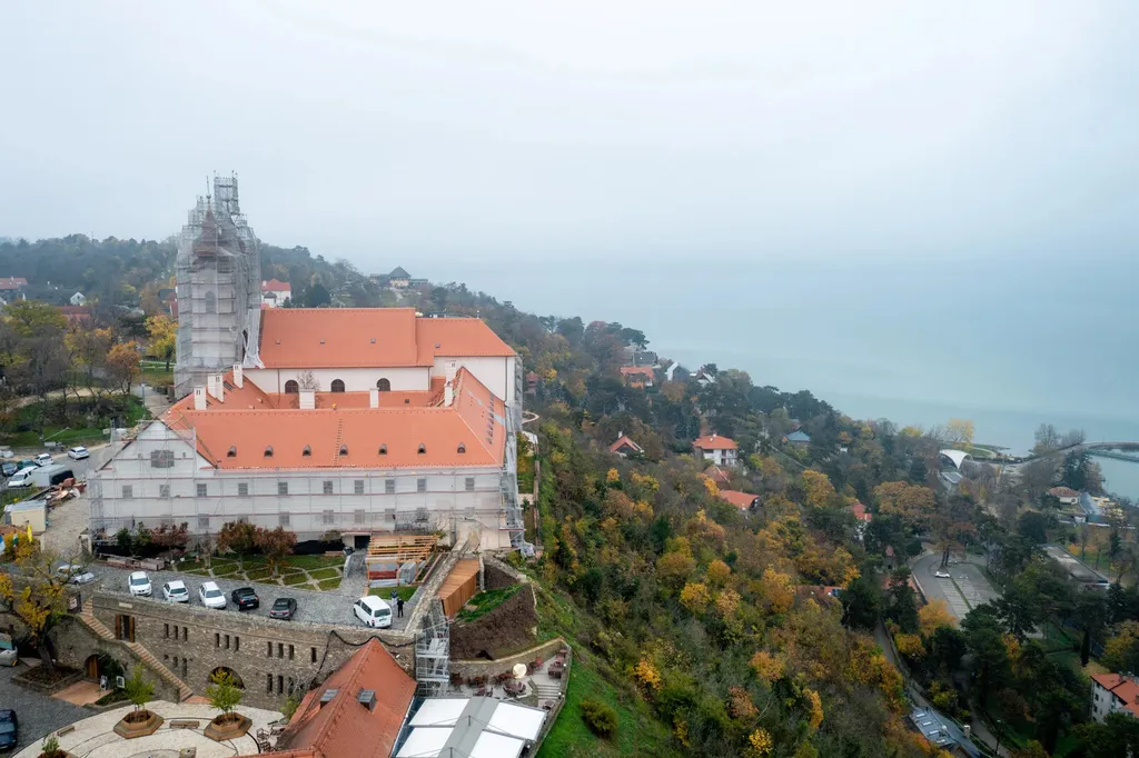 Véghajrában a Tihanyi Bencés Apátság külső tereinek felújítása, Tihany, Bencés Apátság, magyarepitok.hu 