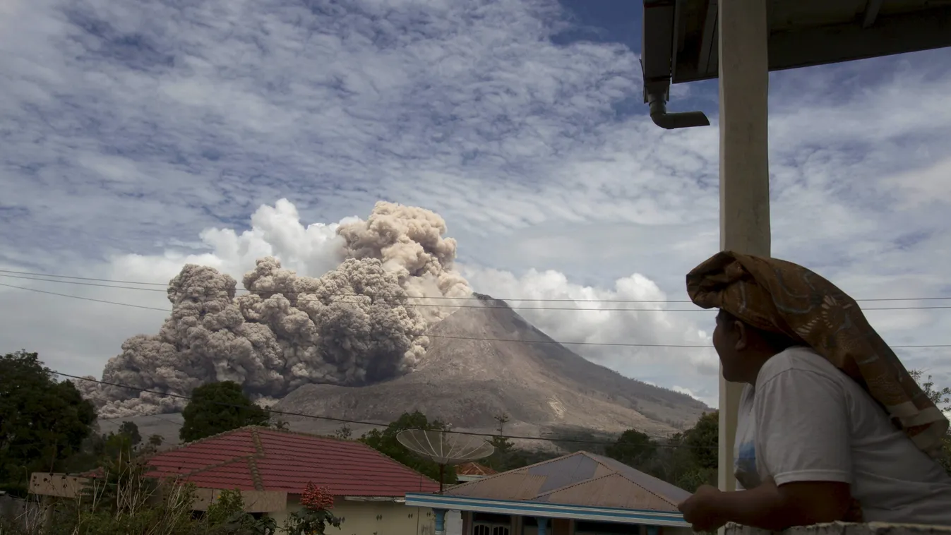 A Sinabung tűzhányó kitörése a Szumátra északi részén elterülő Karo kormányzóságban fekvő Tiga Kicat faluból nézve 2015. április 2-án. A Sinabung Indonézia csaknem 130 aktív vulkánjának egyike, 400 évi szunnyadás után 2010-ben 