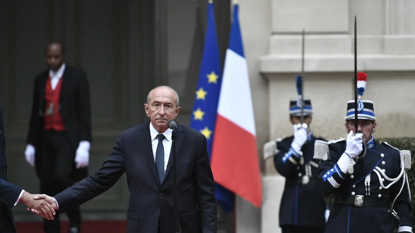 TOPSHOTS Horizontal MINISTER TRANSFER OF POWER MINISTRY OF THE INTERIOR EXTERIOR VIEW EUROPEAN FLAG NATIONAL FLAG RESIGNATION GOVERNMENT POLICE POLICE OFFICER PERSONNE-SECURITE UNIFORM HAND IN HAND COMPOSITION OF THE IMAGE 