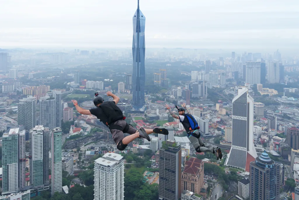 KL Tower, malajzia, bázisugrás, ejtőernyő, világ 7. legmagasabb tornya, Kuala Lumpur, 2023. 02. 03., torony 