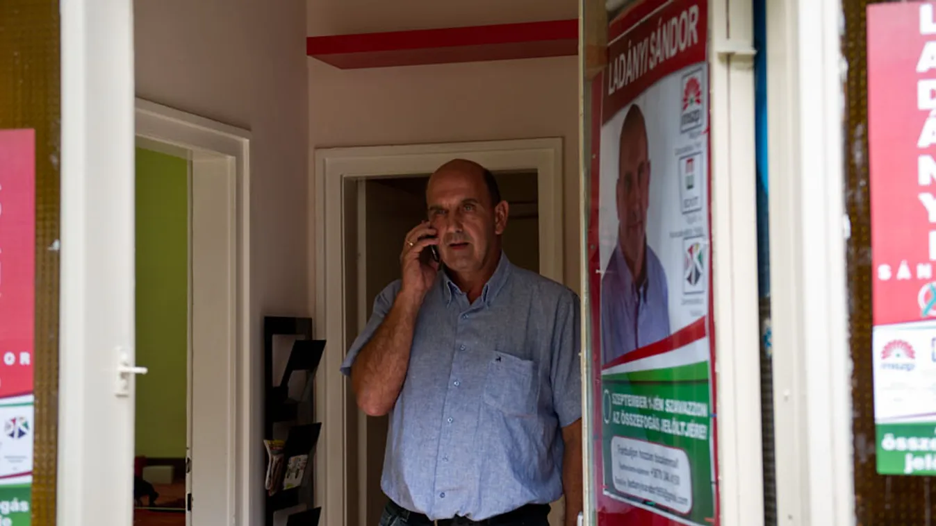 Ladányi Sándor telefonos interjút ad a választás másnapján 
