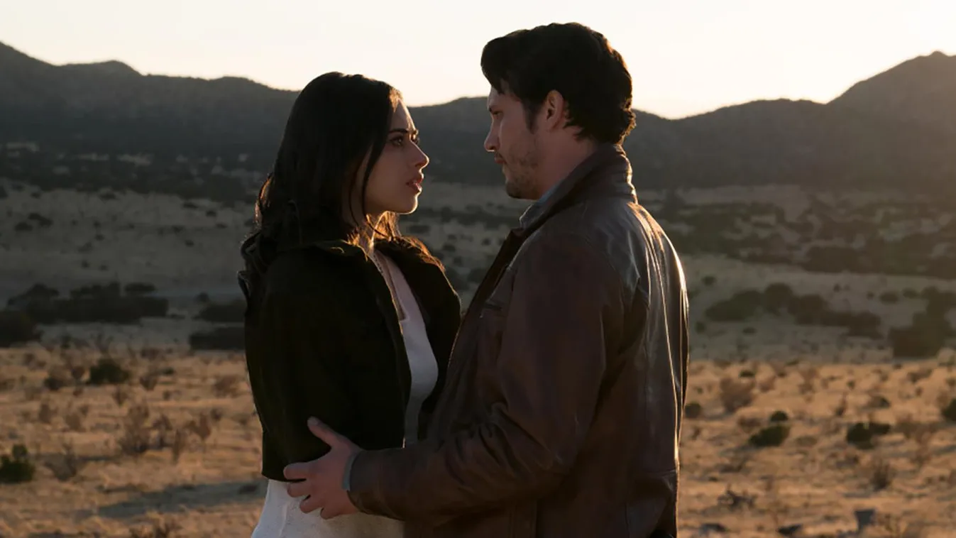 Pilot EPISODIC Roswell, New Mexico -- "Pilot" -- Image Number: ROS101b_0272ra.jpg -- Pictured (L-R): Jeanine Mason as Liz Ortecho and Nathan Dean Parsons as Max Evans -- Photo: Ursula Coyote/The CW -- ÃÂ© 2018 The CW Network, LLC. All rights reserved 