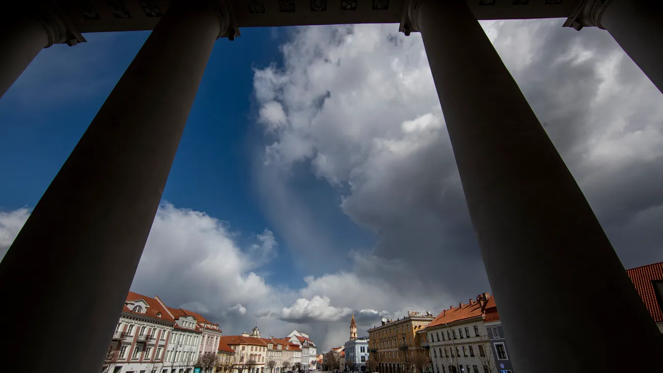 koronavírus litvánia
Csaknem néptelen egy tér a litván főváros, Vilnius óvárosában 2020. április 4-én, amikor a koronavírus-járvány miatt kijárási korlátozás van érvényben a balti országban.
MTI/AP/Mindaugas Kulbis 