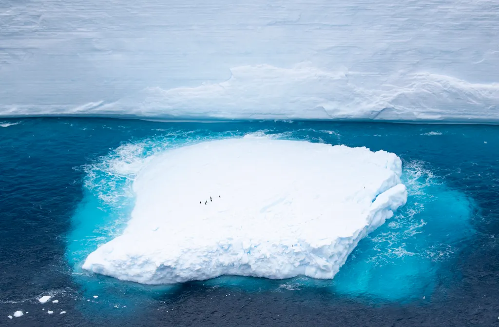 Déli-Georgia-sziget, 2020. december 24.
A brit védelmi minisztérium (MoD) által 2020. december 23-án közreadott kép az Atlanti-óceán déli részén sodródó A68a nevű jéghegyről letörött óriási jégtömbről a Déli-Georgia-sziget térségében. A letörött jégtömb m