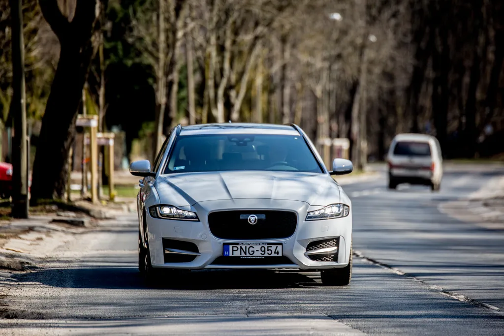 Jaguar XF autófotózás 