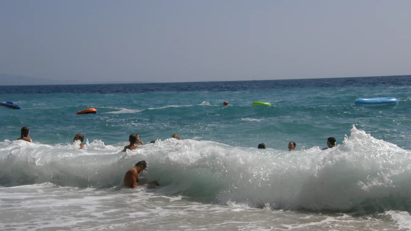 Jagodna strand, Hvar, Horvátország, fürdőzők, hullám 