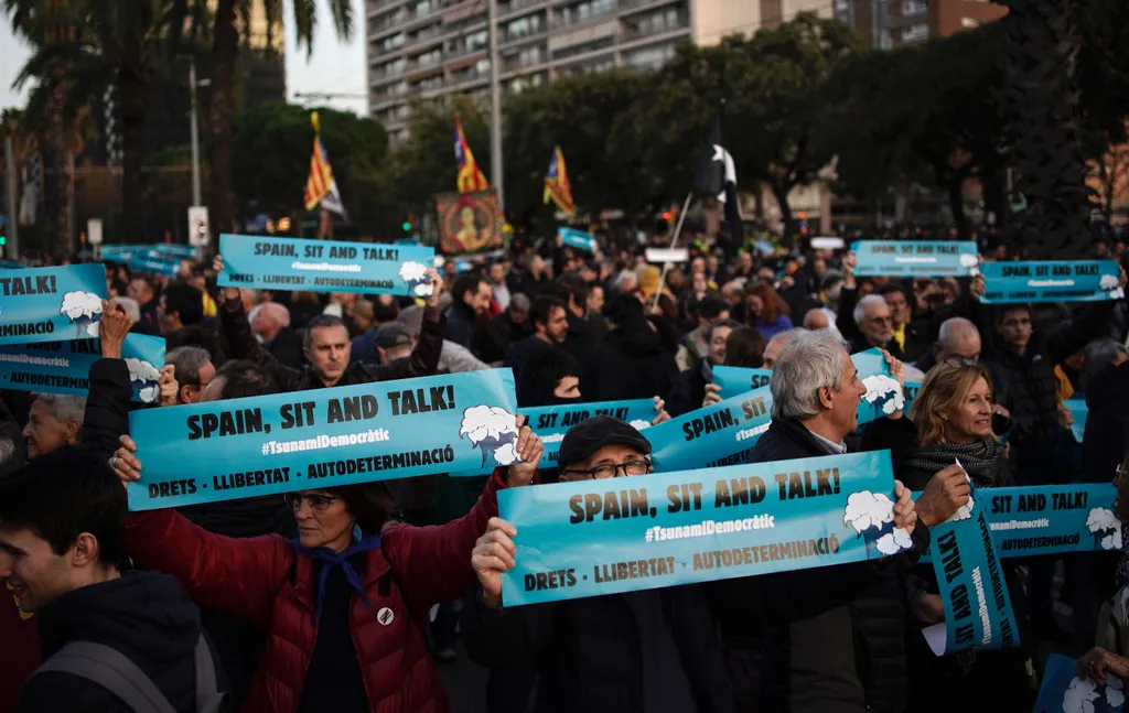 Barcelona, 2019. december 18.
Katalán függetlenségpárti tüntetők politikai párbeszédre felszólító transzparenseket tartanak fel a spanyol labdarúgó-bajnokság, a La Liga Barcelona - Real Madrid mérkőzése előtt a barcelonai Camp Nou stadionnál 2019. decembe