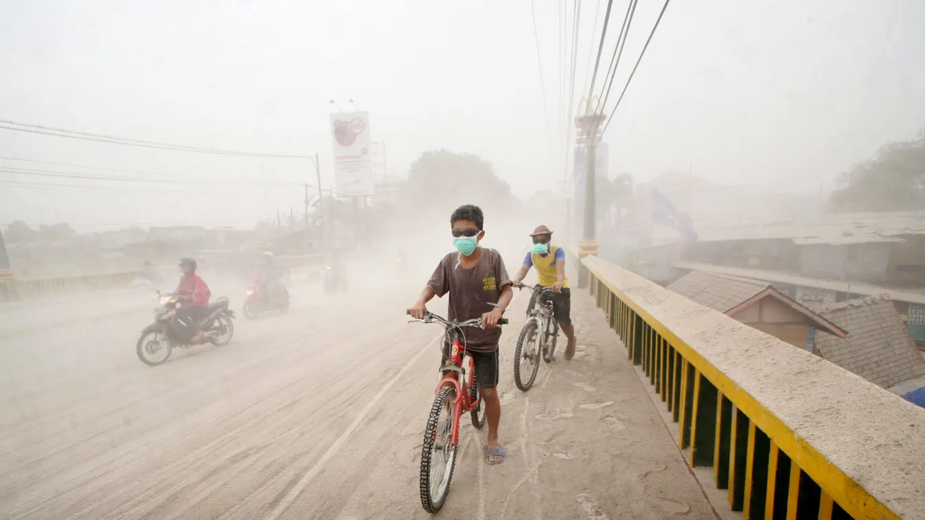 Kelud, Jáva, indonézia, vulkán kitörés, hamu, bicikli, védőmaszk 