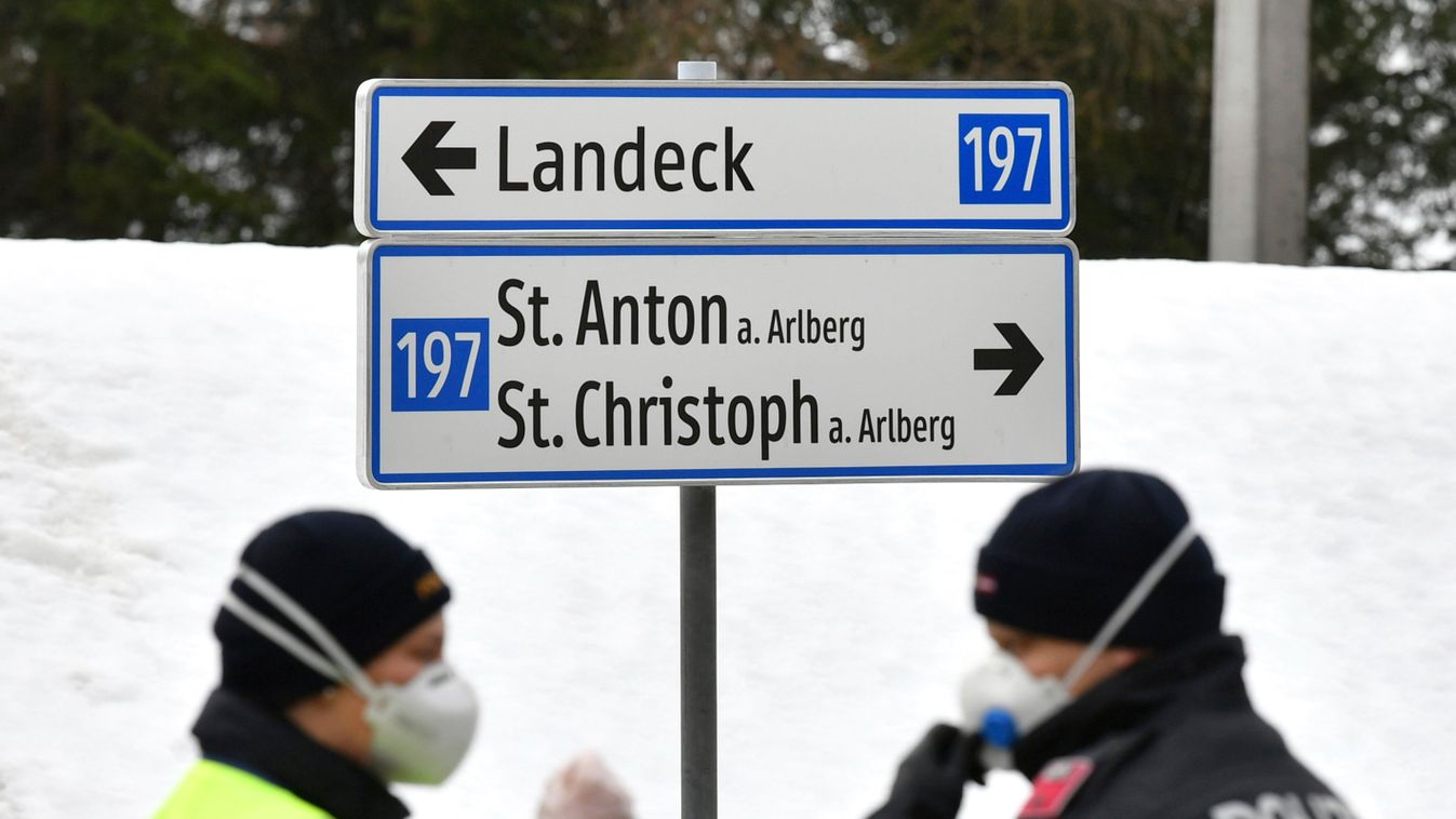 Sankt Anton am Arlberg, 2020. március 14.
A tüdőgyulladást okozó új koronavírus járványa miatt vesztegzár alá vont ausztriai falu, Sankt Anton am Arlberg határában őrködnek rendőrök 2020. március 14-én. A vírus terjedésének megakadályozására több települé