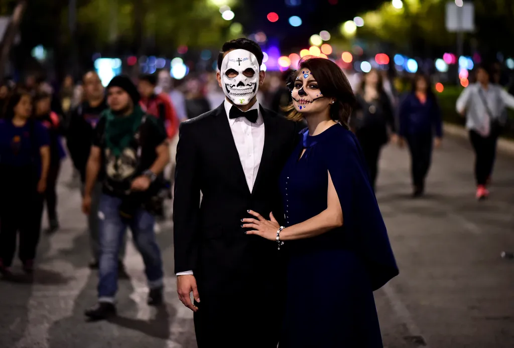 Mexikó halottak napja- Día de los Muertos DAY OF THE DEAD   Horizontal TRADITION PARADE FANCY DRESS MAKEUP COUPLE DAY OF THE DEAD 
