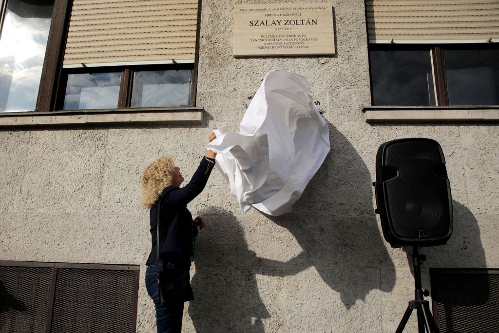 Szalay Zoltán fotográfus emléktáblájának avatása a Belgrád rakparton 
