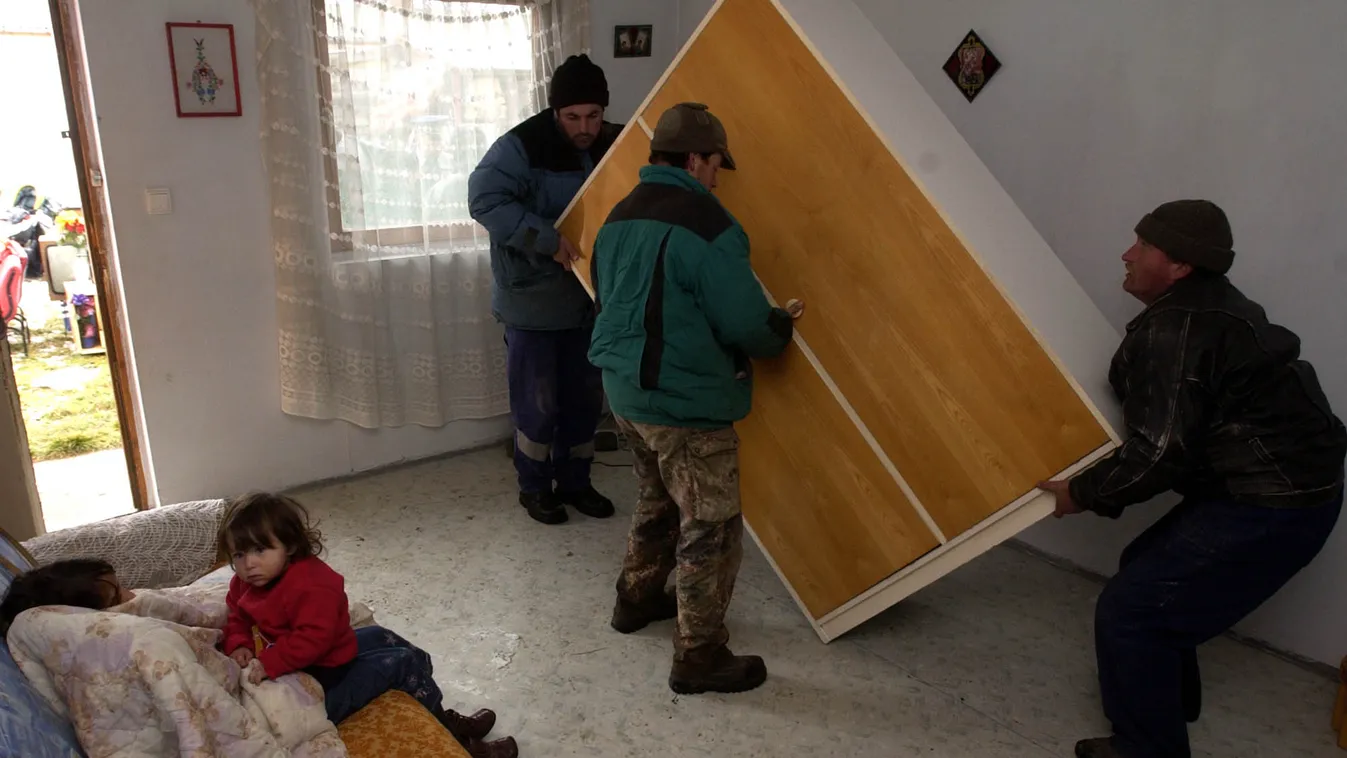 lakás bútor rendőr kilakoltatás Hódmezővásárhely, 2005. november 24.
Az egyik család bútorait viszik ki a lakásból, amikor két jogcím nélkül lakó roma családot lakoltatnak ki rendőri felügyelet mellett Hódmezővásárhelyen az Északi úton lévő önkormányzati 