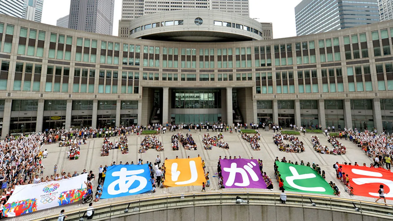 Tokio nyerte a 2020-as olimpia rendezési jogát, köszönő felirat Tokióban az eredményhirdetés után 