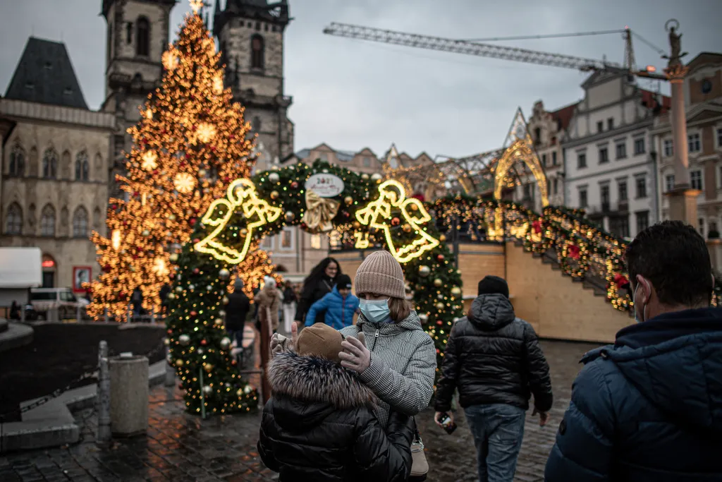 Prágai lámpagyújtogatók Christmas preparations in Prague amid Covid-19 Christmas,city,decoration,light,New Year,Prague,preparation Horizontal 