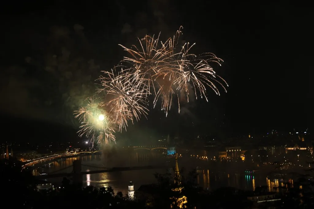 Tűzijáték, Budapest, 2022.08.27., tömeg, „Tűz és fények játéka" című műsor, 