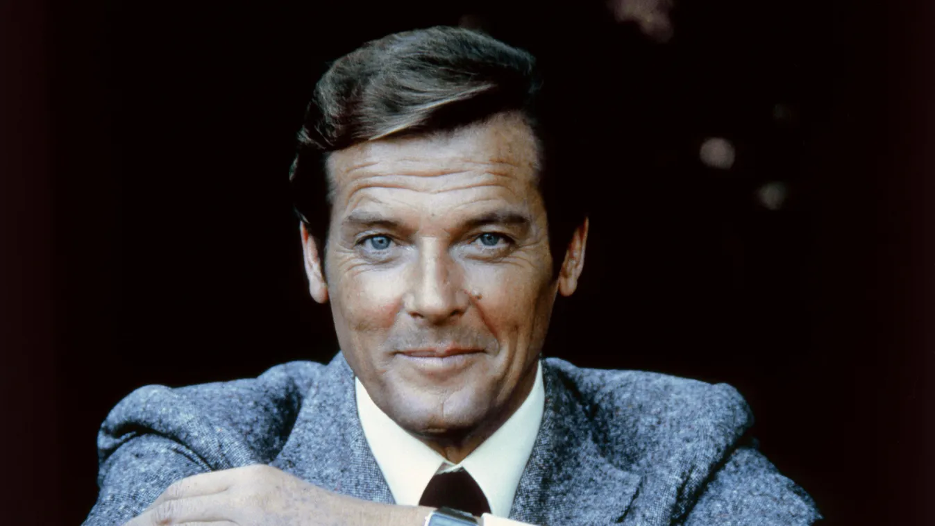 Roger Moore a Holdkelte című James Bond-filmhez készült fotón 