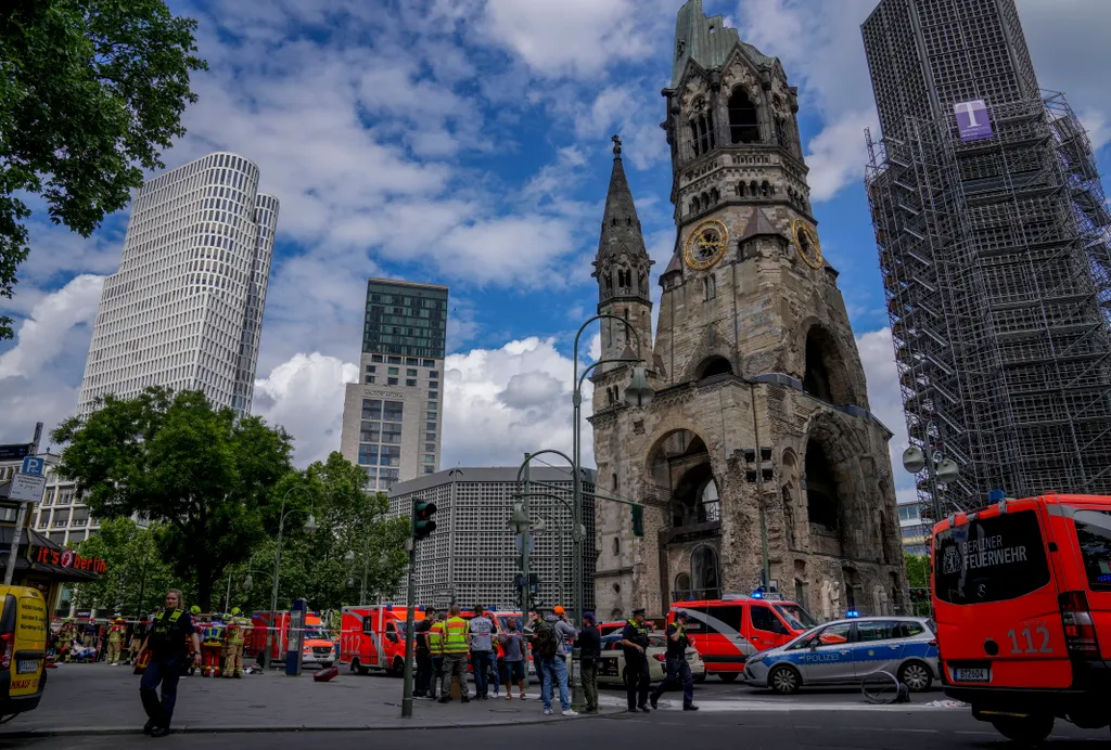 baleset, Berlin, autó, 
Rendőr tűzoltó  berlini Breitscheid tér, gázolás, tömeg, helyszín 