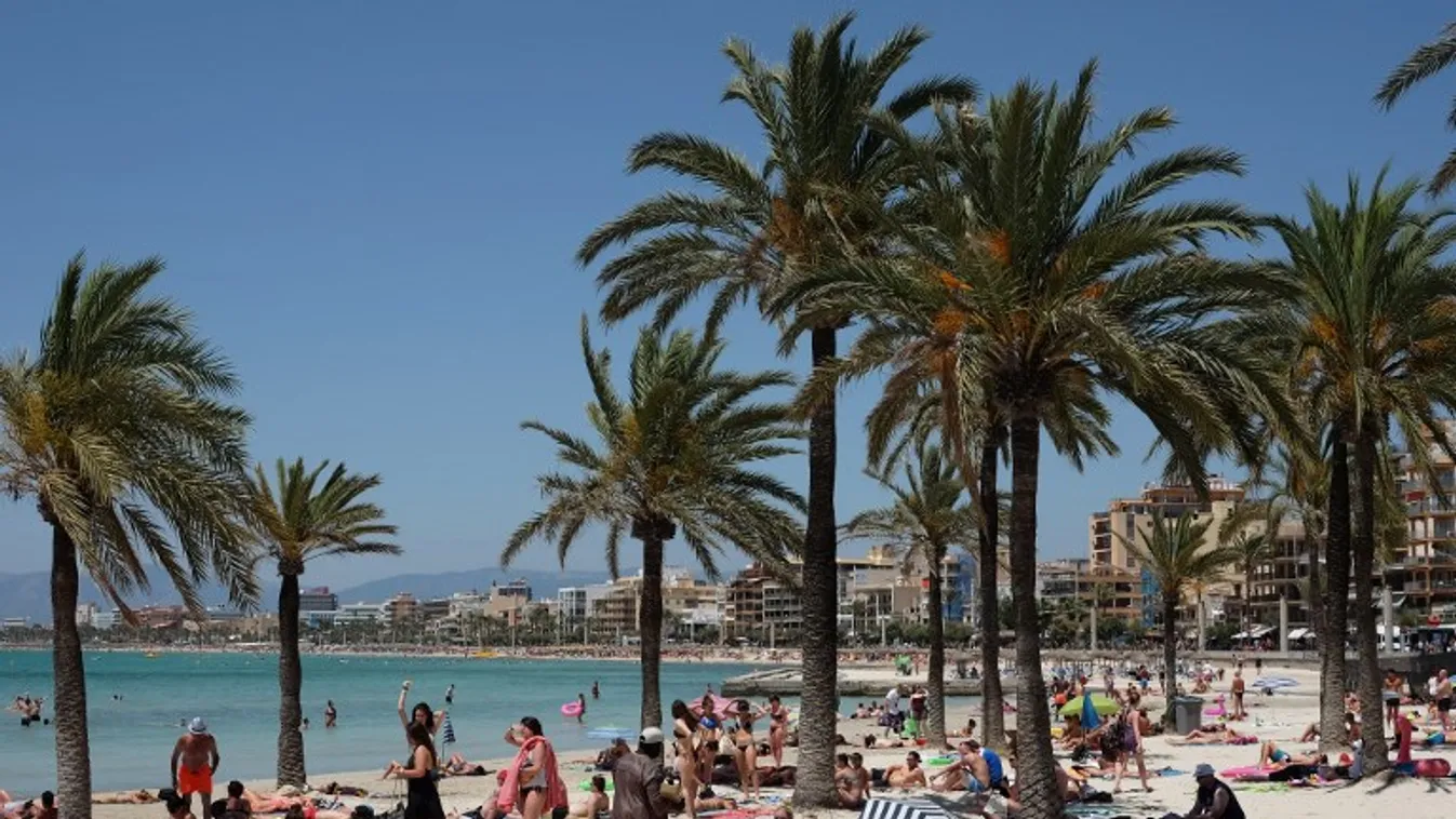 Crowded beaches in Mallorca BEACH SUN weather TOURISM 