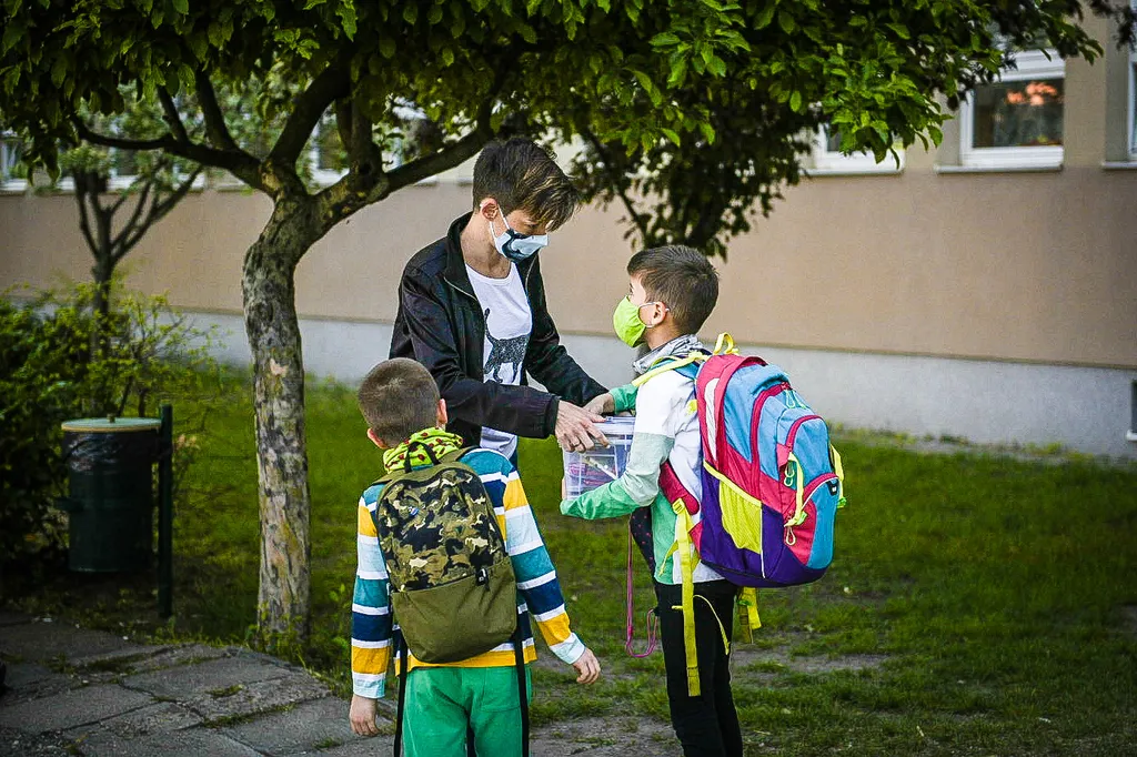 újra jelenléti oktatás van, felsőtagozatosok és gimisek is újra mennek suliba covid-19 koronavírus korona vírus nyitás iskola járvány fertőzés általános iskola 