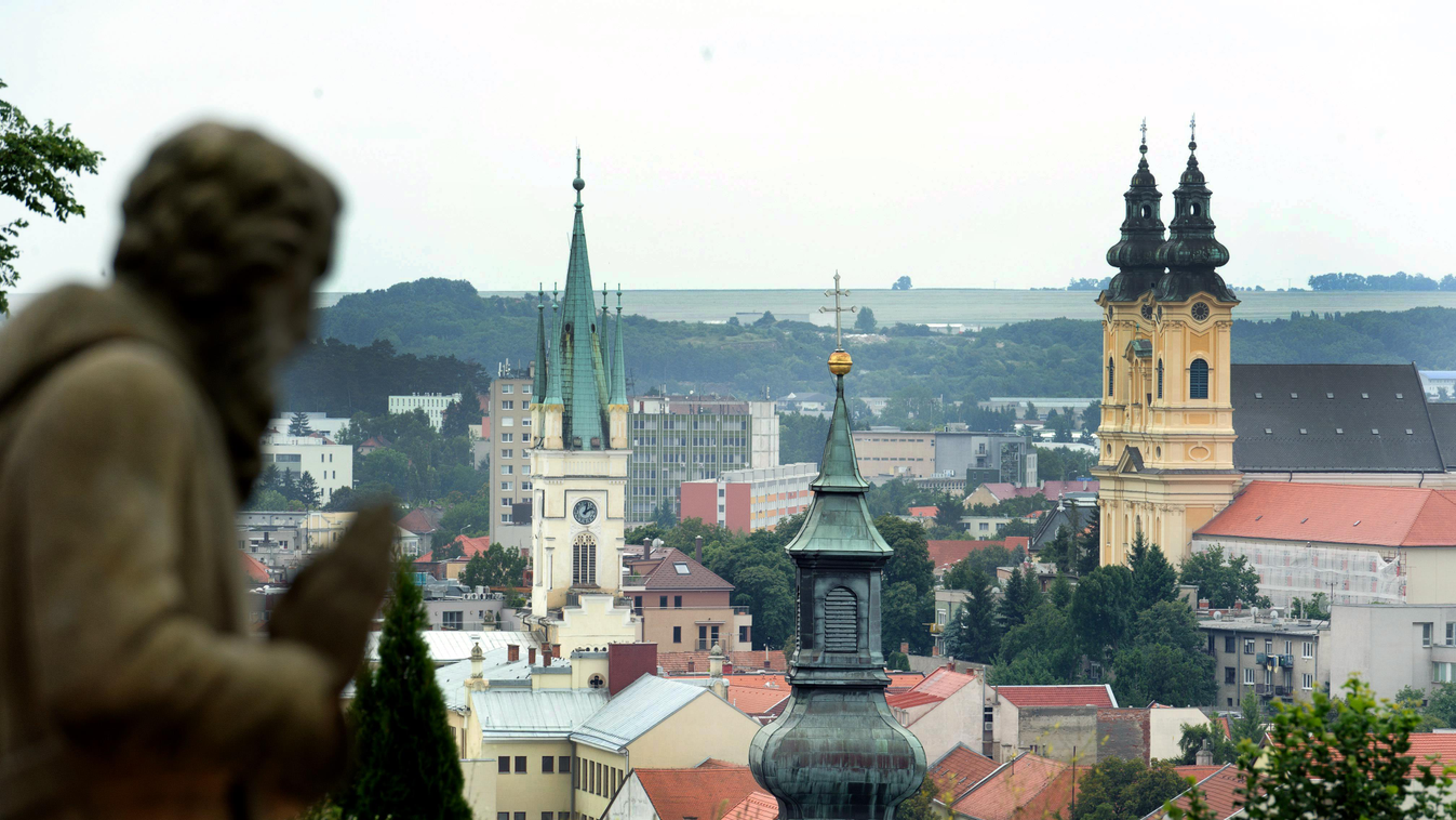 ÉPÜLET FOTÓ FOTÓTÉMA MŰALKOTÁS szobor templom templomtorony torony városkép Nyitra, 2011. augusztus 3. 
A Szent Emerám püspöki székesegyházhoz vezető lépcsősort díszítő szobor, valamint az Alsó városrész látképe a várból Nyitrán, Szlovákiában, a Szent Lás
