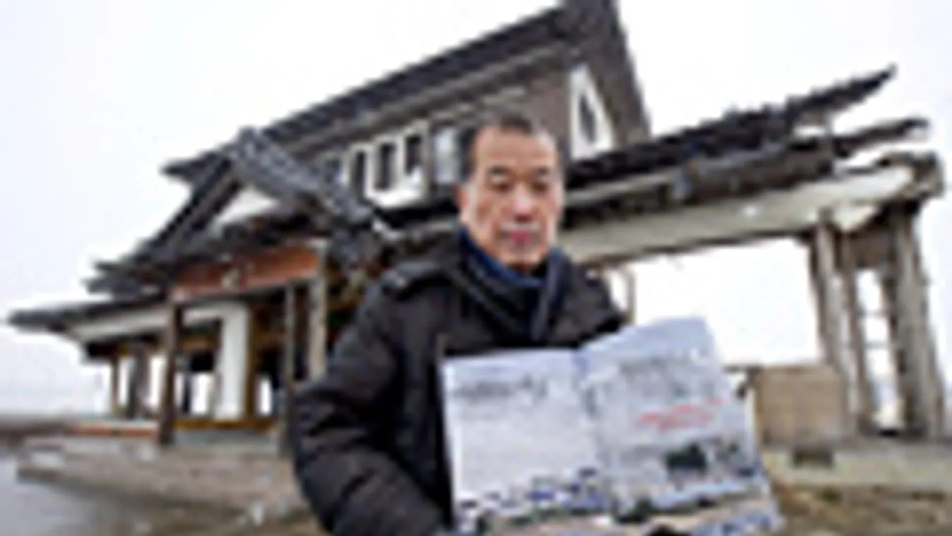 Szuzuki Eidzsi japán földműves otthonának romjai előtt, a magazinban a faluját elpusztító árhullám képe, egy évvel a cunami után