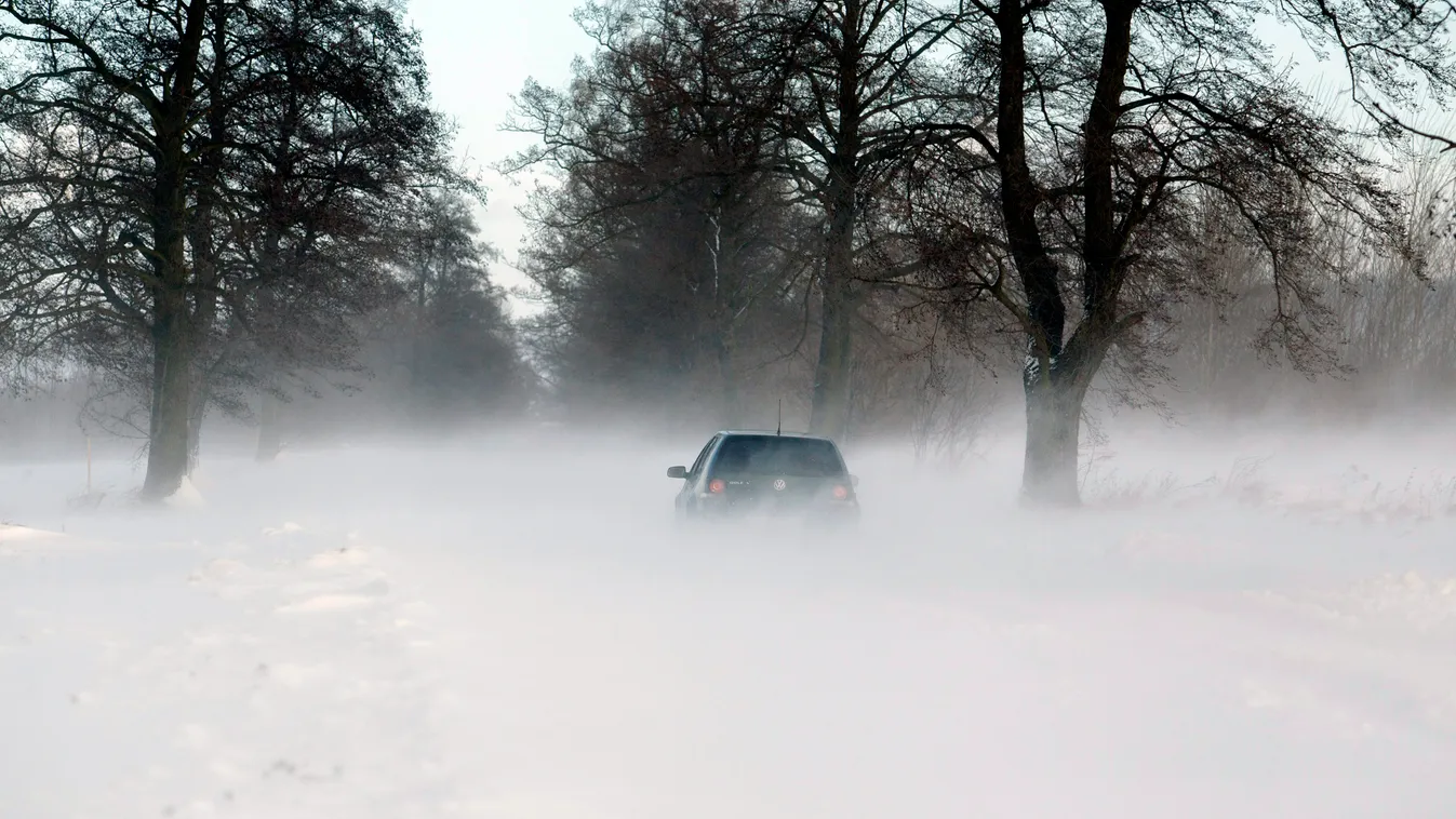 Zalaszentbalázs, 2015. február 8.
Autó halad a hófúvásban a Zalaszentbalázs és Gelse közötti úton 2015. február 8-án.
MTI Fotó: Varga György 