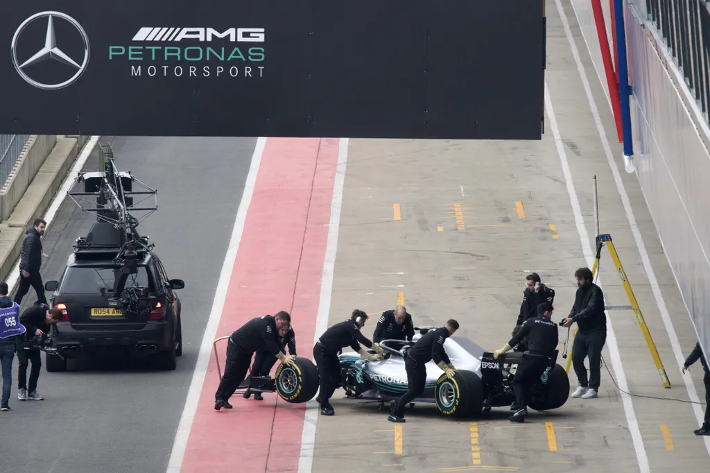 Forma-1, Valtteri Bottas, Mercedes-AMG Petronas, Mercedes W09 bemutató, Silverstone, Mercedes-Benz ML-osztály 