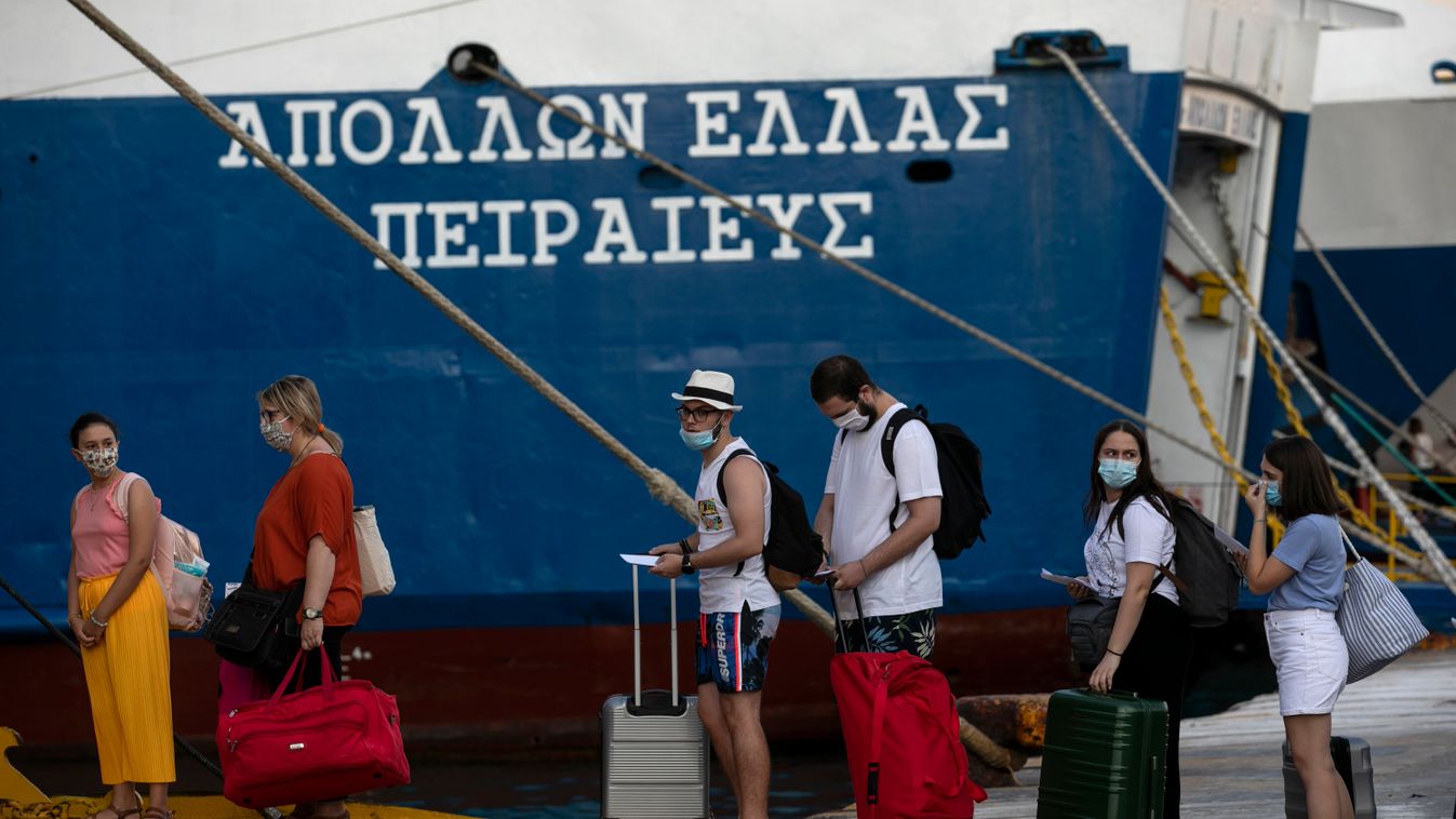 Athén, 2020. augusztus 1.
A koronavírus-járvány miatt védőmaszkot viselő utasok várják, hogy felszálljanak a görög szigetekre induló hajóra az Athén közelében fekvő pireuszi kikötőben 2020. augusztus 1-jén. A görög hatóságok szigorúbb járványügyi korlátoz