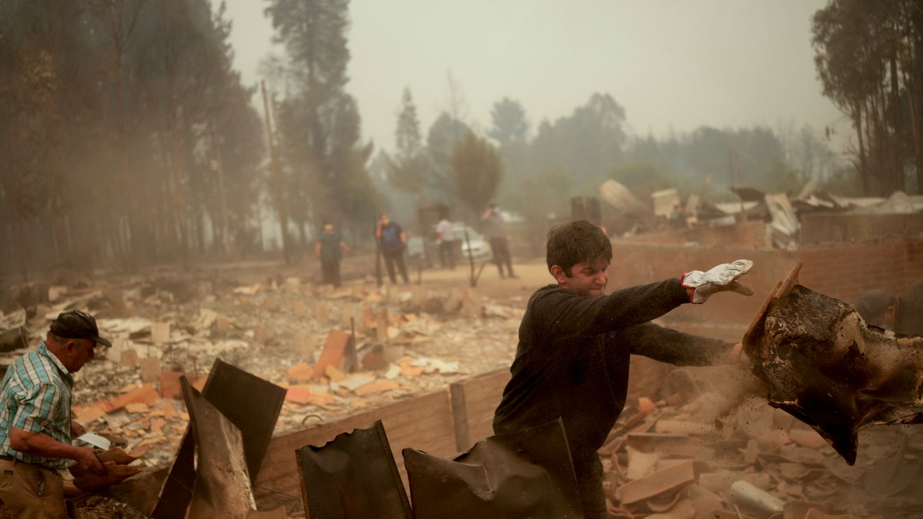 Santa Ana, 2023. február 4.
A romokat takarítják el a helyi lakók, miután erdőtűz pusztított a chilei Santa Anában 2023. február 4-én. Legalább 13 ember halt meg több mint 200 erdőtűzben Chile középső részén, ahol intenzív hőhullám tombol, a hőmérséklet m