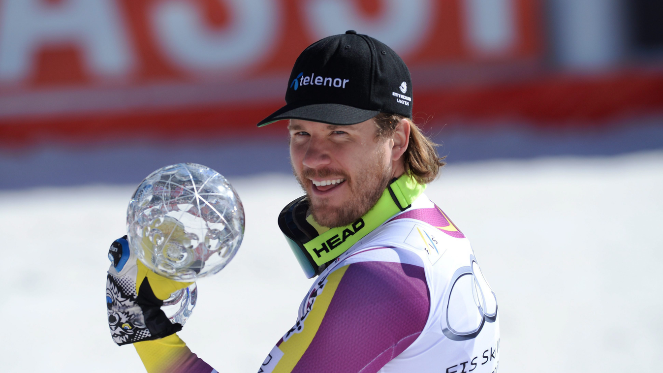 Méribel, 2015. március 18.
A férfi alpesi sízők műlesikló számának pontversenyében élen végzett norvég Kjetil Jansrud kezében a szakági győztesnek járó kristálygömbbel, miután megnyerte az alpesi sízők világkupadöntőjének első, férfi lesikló számát a fran
