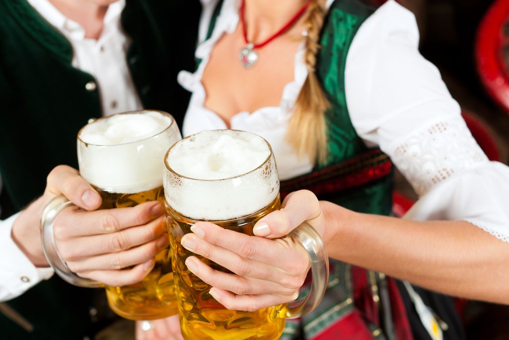 Young,Couple,,Man,And,Woman,,In,Traditional,Bavarian,Tracht,Drinking 