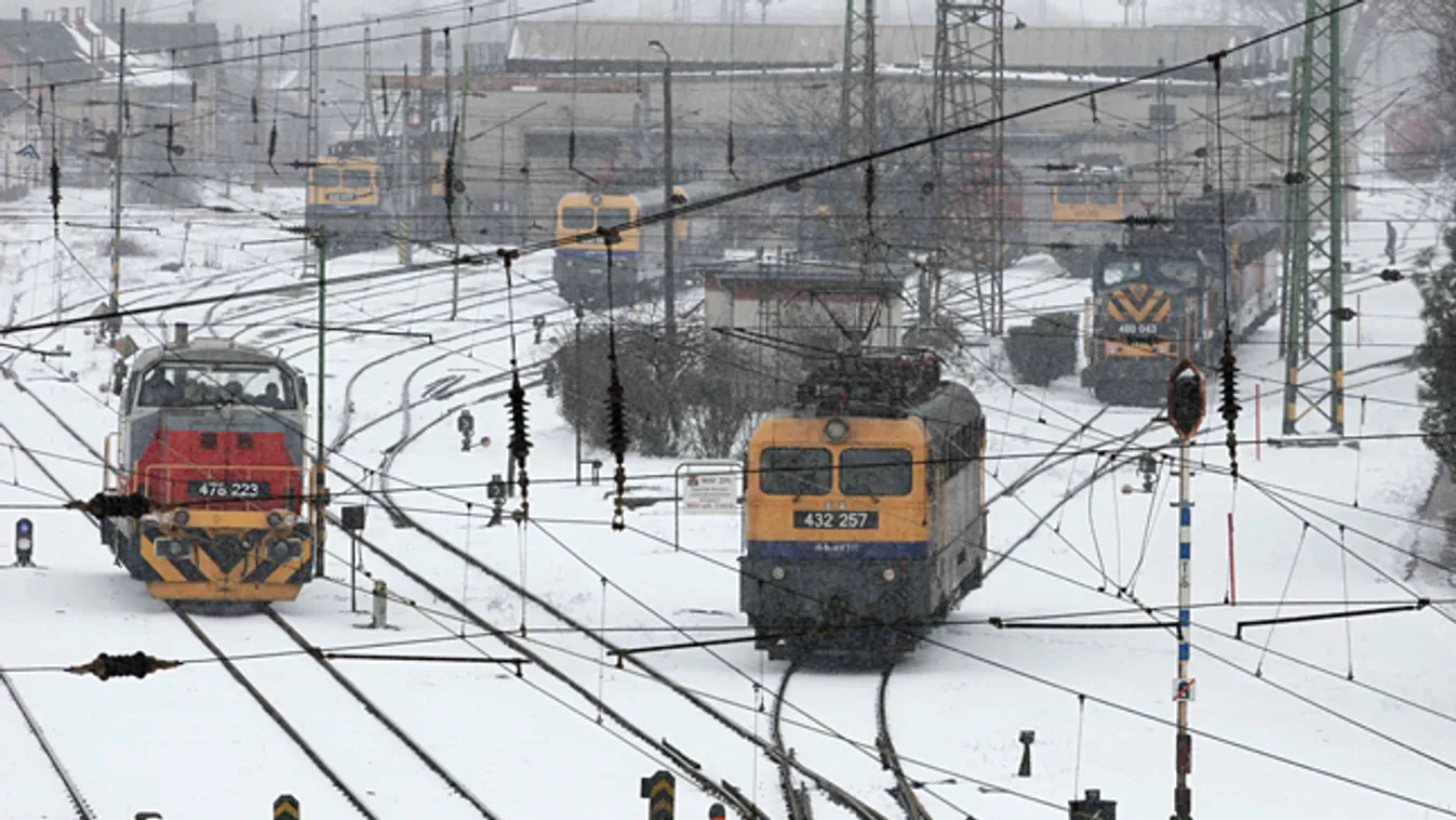 hó, havazás, időjárás, 
Mozdonyok tolatnak a hóesésben a szolnoki vasútállomás területén, MÁV 