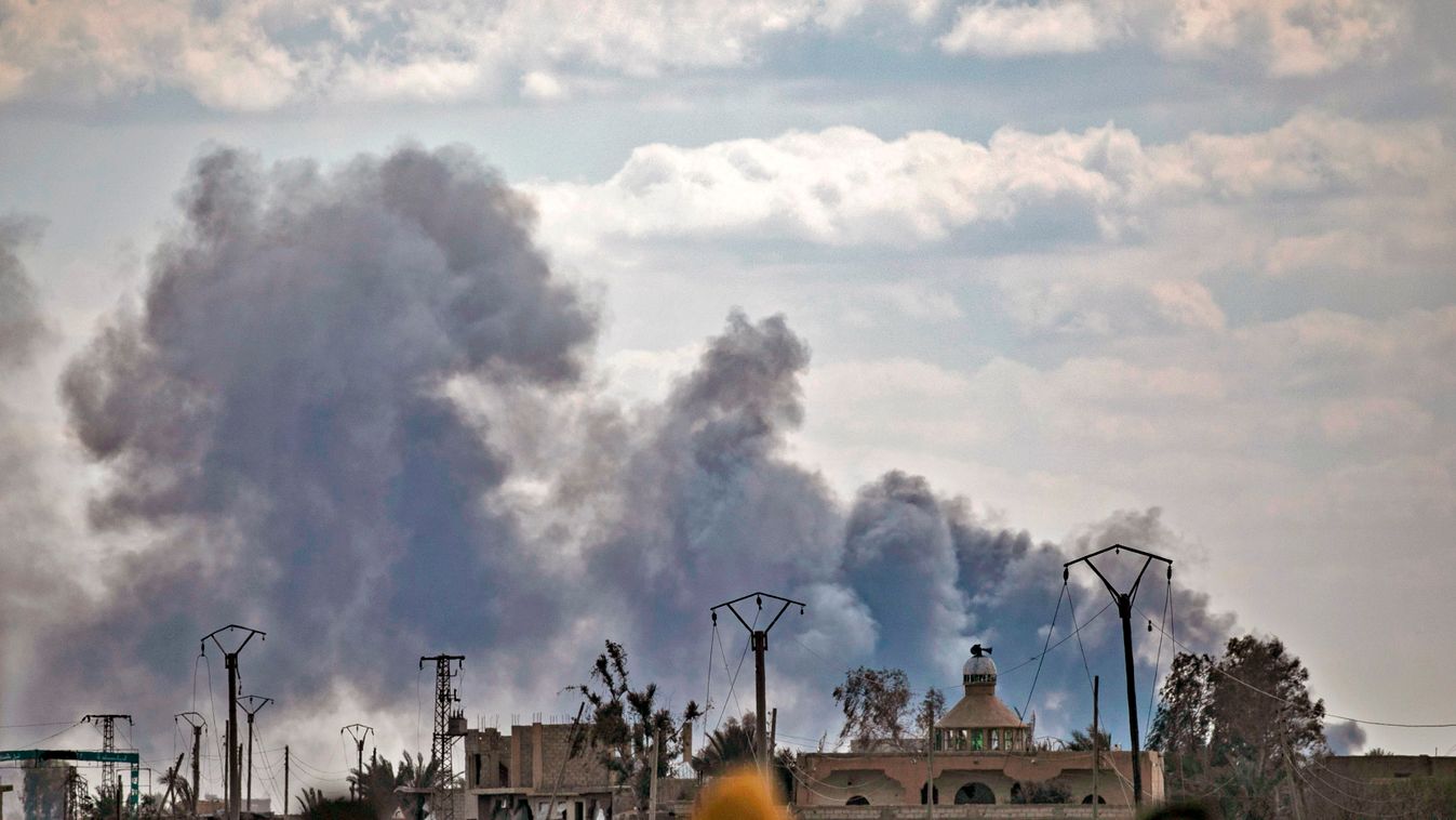 TOPSHOTS Horizontal Smoke billows after shelling on the Islamic State group's last holdout of Baghouz, in the eastern Syrian Deir Ezzor province on March 2, 2019. - Kurdish-led forces backed by US warplanes rained artillery fire and air strikes on besiege