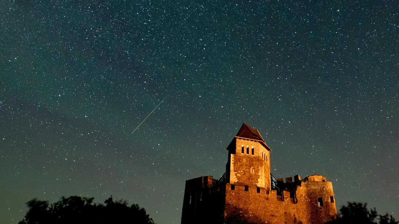 Lenyűgöző képeken a Perseida meteorraj a hollókői vár felett, galéria, 2023 