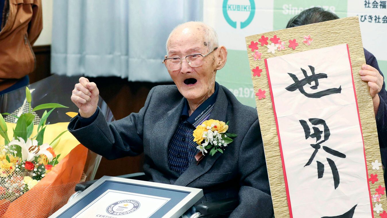 Dzsoecu, 2020. február 12.
Vatanabe Csitecu 112 éves japán férfi egy általa készített kalligráfiával az észak-japáni Niigata prefektúrában fekvő Dzsoecuban 2020. február 12-én, miután a Guinness Világrekordok a világ legöregebb firfijának nyilvánította.
M