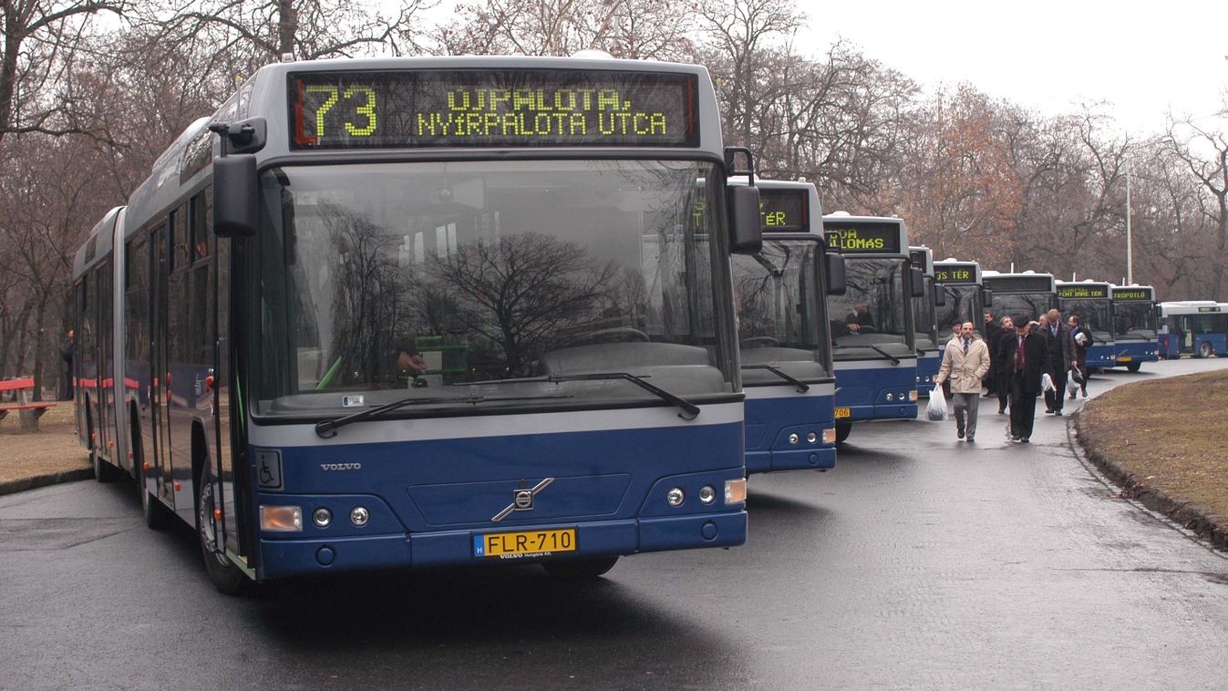 autóbusz Budapest, 2006. március 17.
A 103-as autóbusz népligeti végállomása mögött tartott sajtótájékoztatón mutatták be az 50 új, alacsonypadlós Volvo autóbuszt, amellyel bővült a BKV Zrt. járműparkja.
MTI Fotó: Beliczay László 