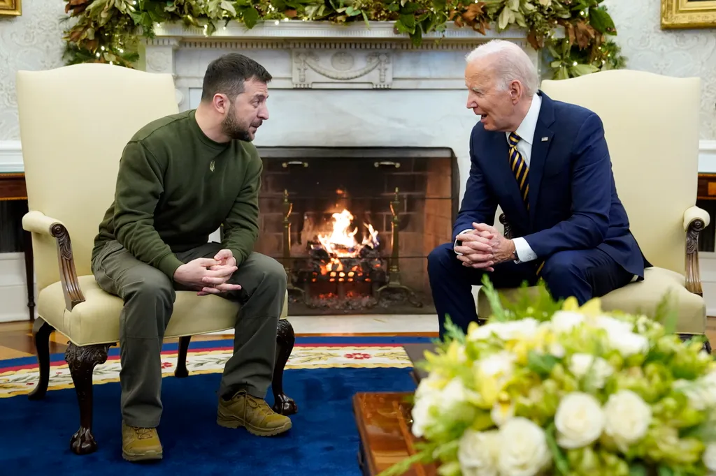 BIDEN, Joe; ZELENSZKIJ, Volodimir Washington, 2022. december 21.
Joe Biden amerikai elnök (j) és Volodimir Zelenszkij ukrán elnök a washingtoni Fehér Ház Ovális irodájában 2022. december 21-én. Az Ukrajna ellen Oroszország által februárban indított háború