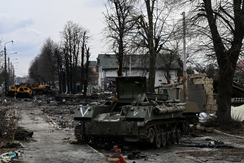 Ukrán válság 2022, orosz, ukrán, háború, Ukrajna, Bucsa, orosz tank roncs, romok, háborús károk 