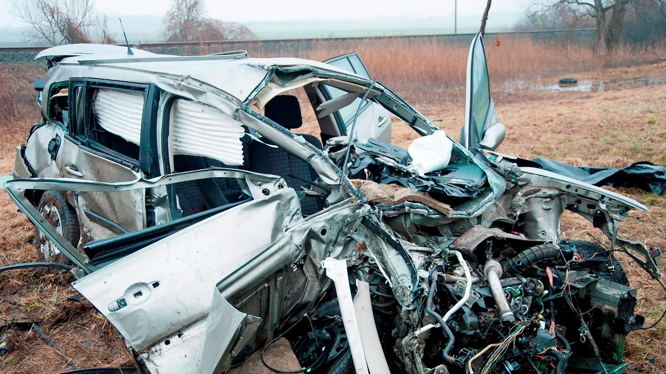 Autóbusz és személyautó karambolozott a 82-es úton, egy ember meghalt 